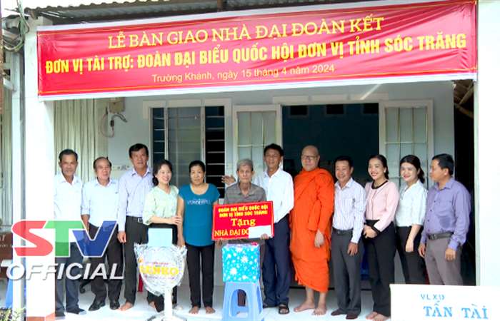 Đoàn ĐBQH tỉnh Sóc Trăng trao nhà Đại đoàn kết cho hộ nghèo tại huyện Long Phú
