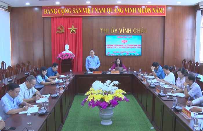 Thị ủy Vĩnh Châu làm việc với các cơ quan tham mưu giúp việc Thị ủy 