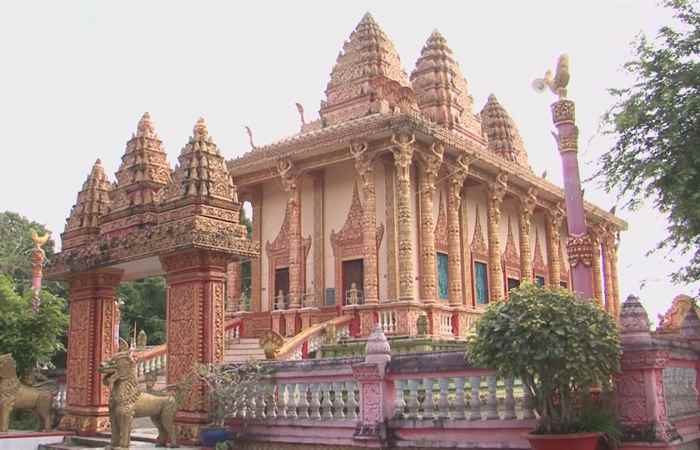 Bà con Khmer Thạnh Trị phấn khởi chào đón lễ hội Ooc Om Boc đua ghe ngo 01-10-2017