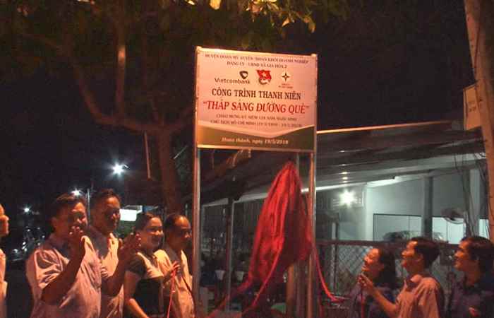 Bàn giao công trình thắp sáng đường quê