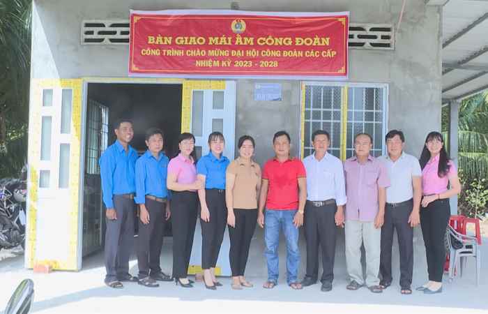 Mỹ Xuyên: Liên Đoàn lao động huyện bàn giao Nhà mái ấm Công đoàn