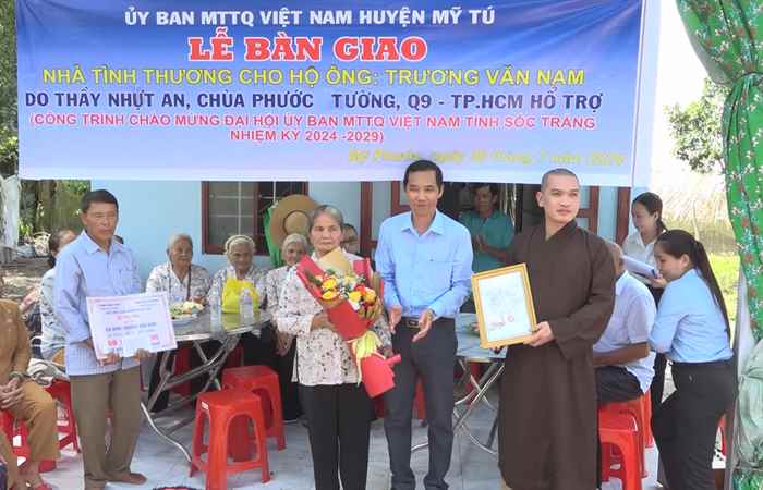 Mỹ Tú: Bàn giao nhà tình thương cho hộ nghèo xã Mỹ Phước