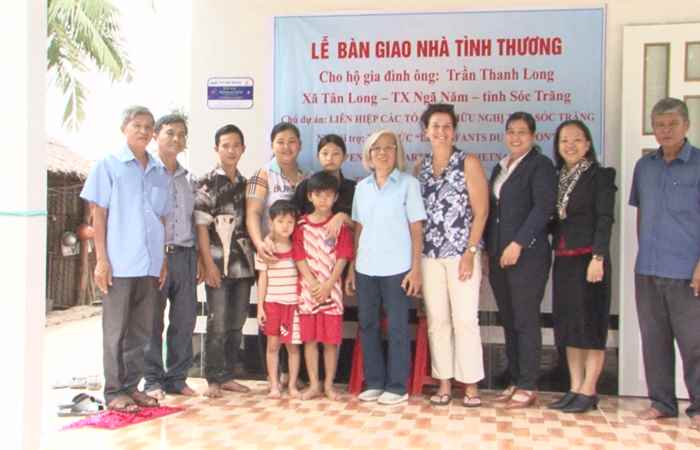 Bàn giao nhà tình thương do tổ chức Les Enfants du Dragon tài trợ