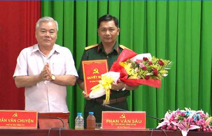 Ban thường vụ Tỉnh ủy Sóc Trăng trao quyết định chuẩn y cho Đại tá Trần Văn Lâu