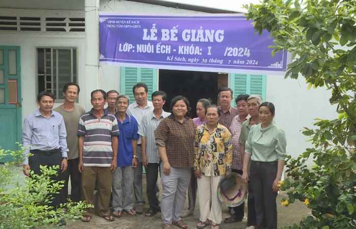 Kế Sách: Bế giảng lớp dạy nghề chăn nuôi Ếch 