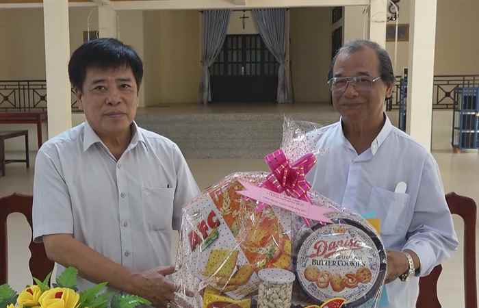 Bí thư Huyện ủy Mỹ Tú chúc mừng Lễ Giáng sinh tại Họ đạo Fatima