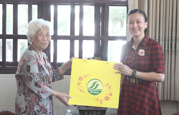 Bí thư Thành ủy Sóc Trăng thăm, chúc Tết cán bộ hưu trí trên địa bàn