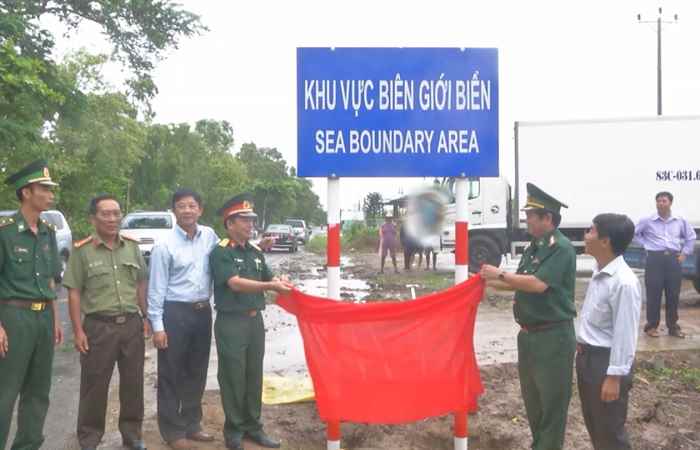 Biên phòng khởi công lắp đặt biển báo khu vực biên giới biển