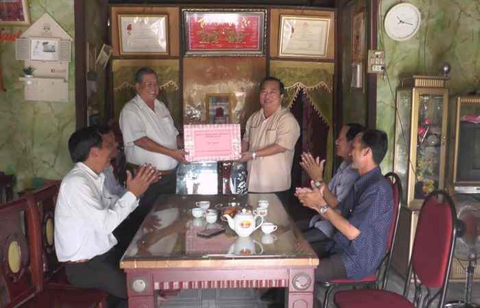 Chủ tịch UBND tỉnh Sóc Trăng chúc tết CB hưu trí ở huyện Thạnh Trị