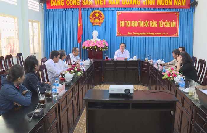 Chủ tịch UBND tỉnh Sóc Trăng đối thoại với công dân.