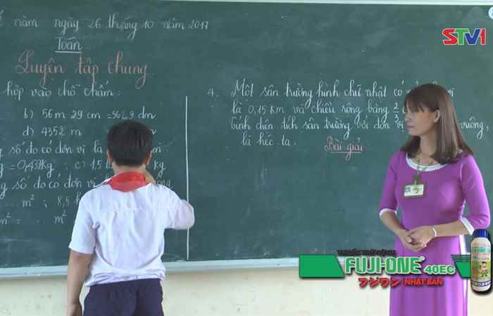 Cô giáo Nguyễn Thị Nga hết lòng vì học sinh thân yêu. 