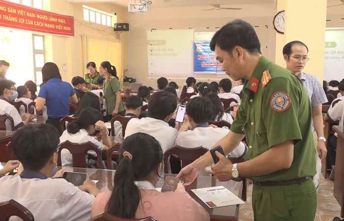 Công an TP. Sóc Trăng hướng dẫn học sinh đăng ký và kích hoạt tài khoản định danh điện tử