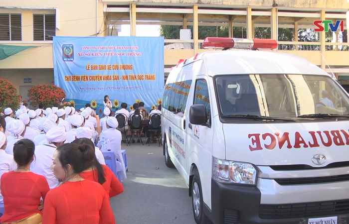 Công ty Xổ số kiến thiết Sóc Trăng trao xe cứu thương cho bệnh viện chuyên khoa sản nhi tỉnh Sóc Trăng.