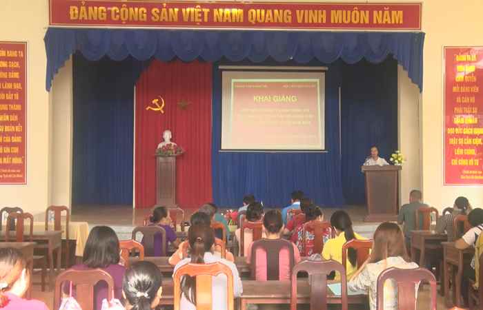 Cù Lao Dung bồi dưỡng lý luận chính trị và nghiệp vụ công tác Hội Phụ nữ cơ sở  