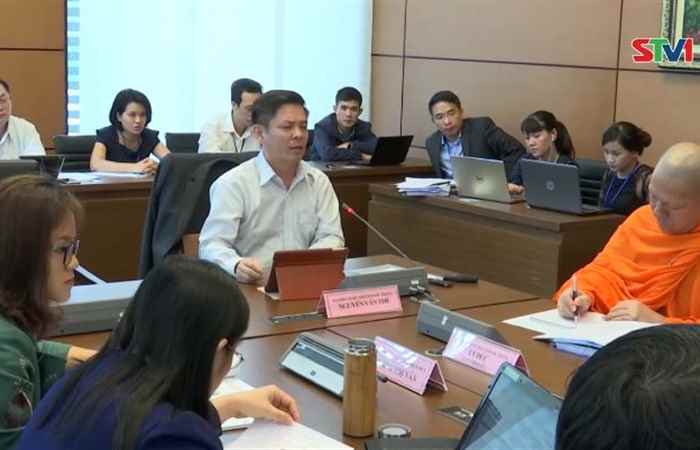 Đại biểu Quốc Hội thảo luận tại tổ cho Luật Tố cáo sửa đổi và các nội dung liên quan đến kinh tế xã hội