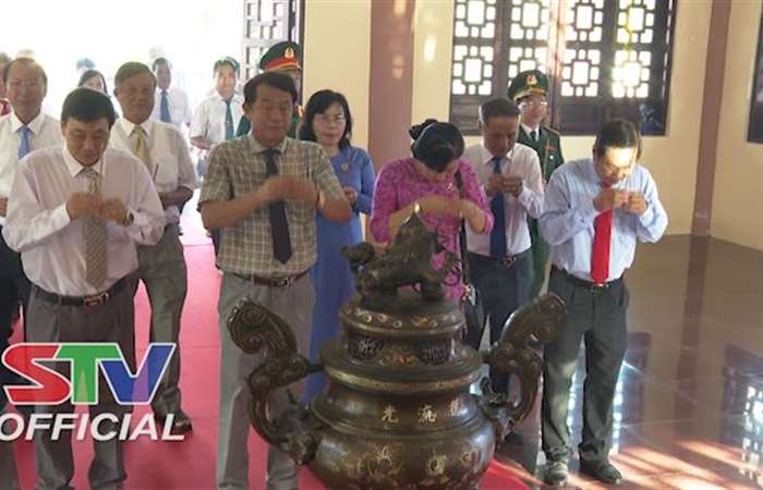 Dâng hoa, dâng hương viếng Đền thờ Chủ tịch Hồ Chí Minh
