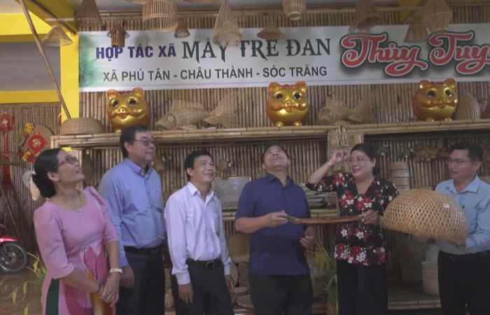 Đoàn công tác của Ủy ban dân tộc đến thăm Hợp tác xã Mây tre đan Thủy Tuyết, xã Phú Tân, huyện Châu Thành