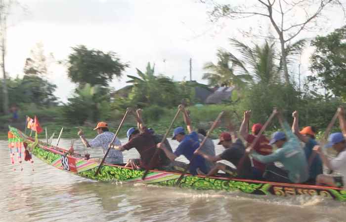 Ghe ngo chùa Ông Kho chuẩn bị đến với ngày hội VHTT&DL đồng bào Khmer Nam Bộ tại Bạc Liêu