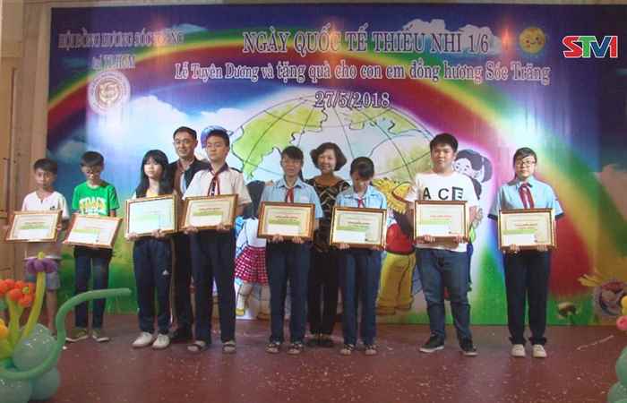 Hội đồng hương Sóc Trăng tại Tp.HCM trao quà nhân kỷ niệm Quốc tế thiếu nhi