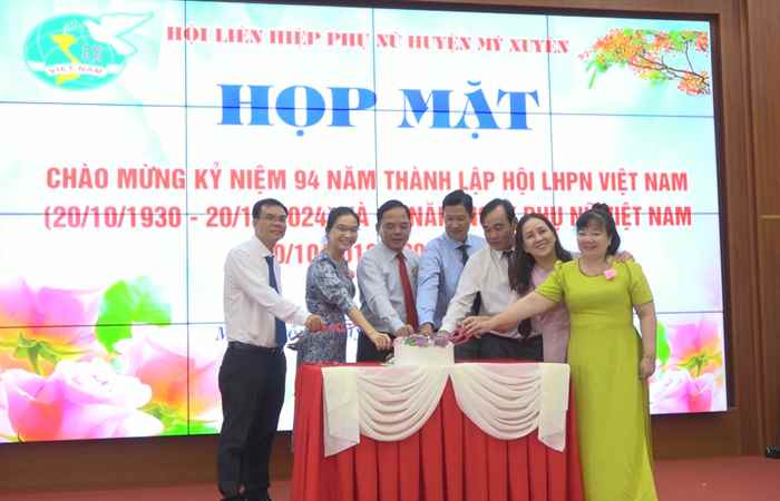 Hội Liên hiệp Phụ nữ huyện Mỹ Xuyên họp mặt 20-10