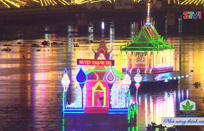 Hội thi thả đèn nứơc - phục dựng ghe Cà Hâu 
 
