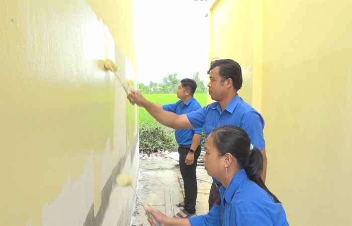 Huyện đoàn Mỹ Xuyên chung tay thay áo mới cho ngôi trường