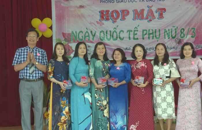 Phòng Giáo dục và Đạo tạo huyện Kế Sách họp mặt 8-3