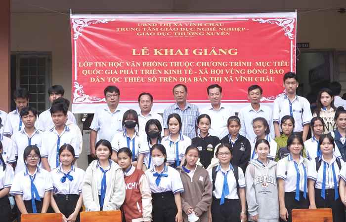 Khai giảng lớp dạy nghề cho học sinh dân tộc thiểu số