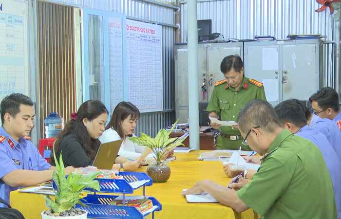 Mỹ Xuyên: Kiểm sát việc tạm giữ, tạm giam và thi hành án phạt tù tại Công an huyện