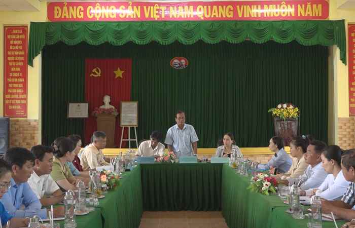 Lãnh đạo UBND huyện Mỹ Xuyên kiểm tra việc thực hiện lắp lúa trên nền tôm tại xã Hòa Tú 1, xã Ngọc Đông