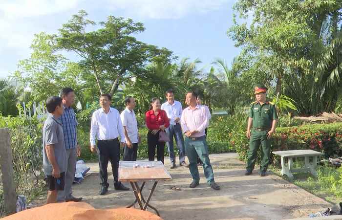 Lãnh đạo huyện Mỹ Xuyên thăm và hỗ trợ hộ bị sập nhà do bão