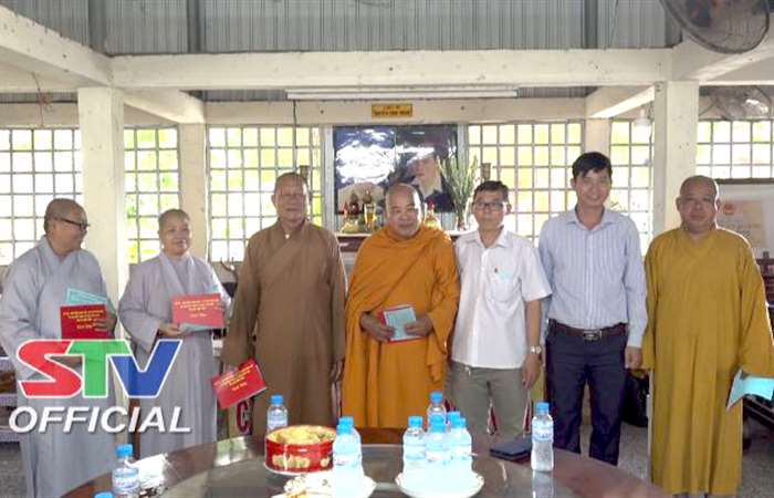 Lãnh đạo UBND thị xã Ngã Năm tặng quà các chùa