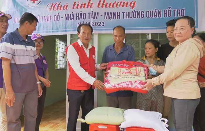 Bàn giao nhà tình thương cho hộ nghèo xã An Mỹ