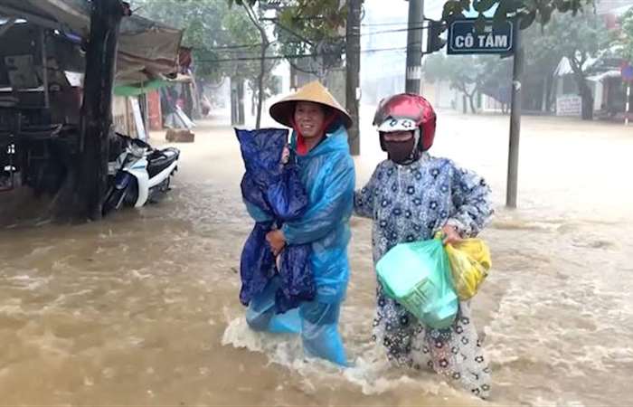 Miền Trung thiệt hại nặng nề do bão và mưa lũ