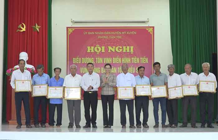 Mỹ Xuyên: Biểu dương tôn vinh điển hình tiên tiến vùng đồng bào dân tộc thiểu số 