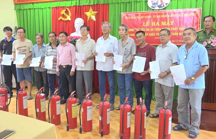 Mỹ Xuyên ra mắt mô hình Tổ liên gia an toàn phòng cháy, chữa cháy