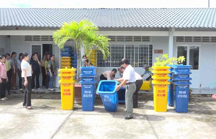 Mỹ Xuyên trao tặng thùng chứa rác cho các trường học