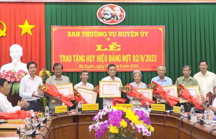 Mỹ Xuyên trao Huy hiệu Đảng đợt 2-9 cho 31 đảng viên