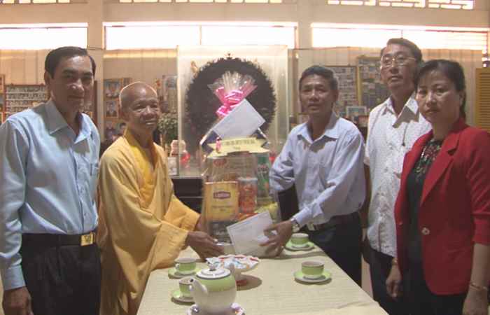 Ông Lâm Văn Mẫn Chủ tịch HĐND tỉnh thăm và chúc mừng lễ Phật Đản tại các điểm chùa trên địa bàn TPST