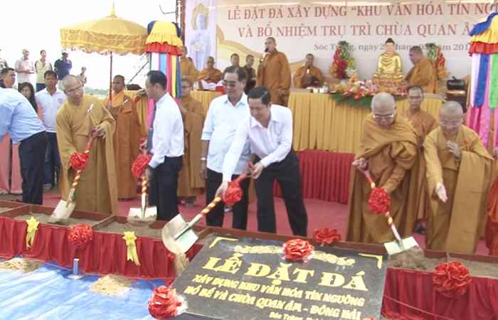 ông Ngô Hùng - phó chủ tịch UBND tỉnh dự lễ đặt đá xây dựng khu tính ngưỡng Hồ Bể-TX Vĩnh Châu