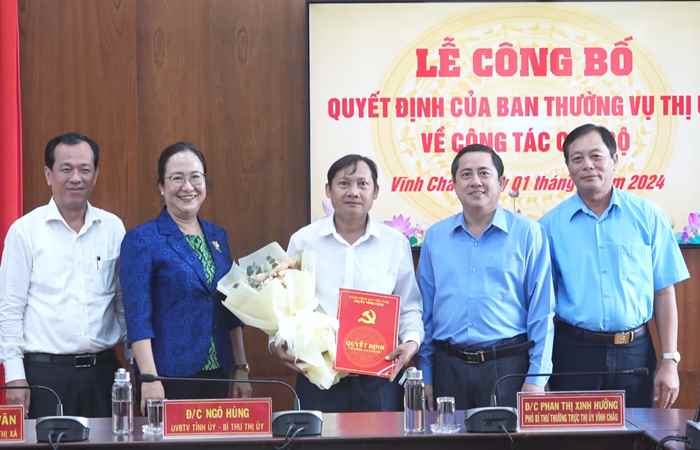 Vĩnh Châu: Trao Quyết định về công tác cán bộ   