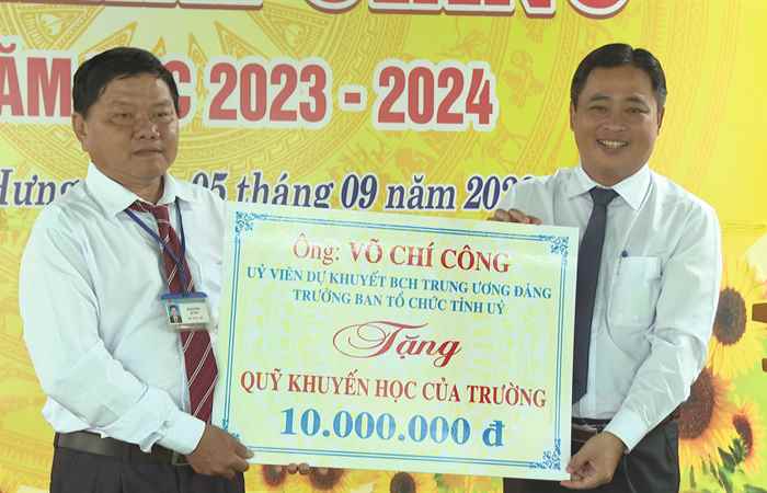 Trưởng Ban tổ chức Tỉnh ủy Sóc Trăng dự Lễ khai giảng năm học mới tại trường THCS Tân Hưng