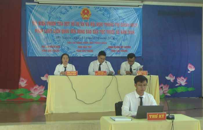 Tái hiện phiên tòa xét xử “Vi phạm quy định về tham gia giao thông đường bộ” và hội nghị thông tin chính sách, pháp luật mới dành cho đồng bào dân tộc thiểu số