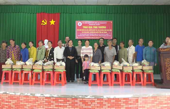 Tặng quà cho nạn nhân da cam, người khuyết tật, có hoàn cảnh khó khăn ở xã Gia Hòa 1