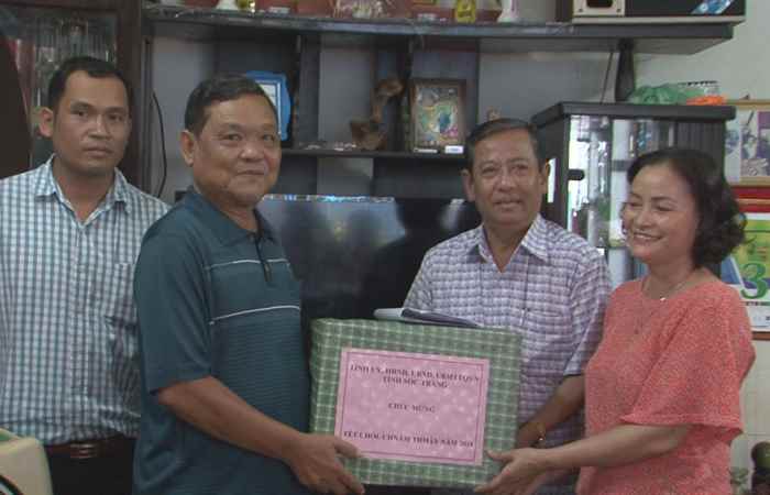 Tặng quà cán bộ hưu trí, gia đình chính sách dân tộc Khmer ở TP Sóc Trăng