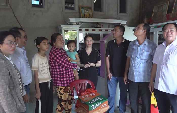 Trần Đề: Thăm hỏi, trao tiền hỗ trợ người dân có nhà bị ảnh hưởng bởi mưa dông, lốc xoáy