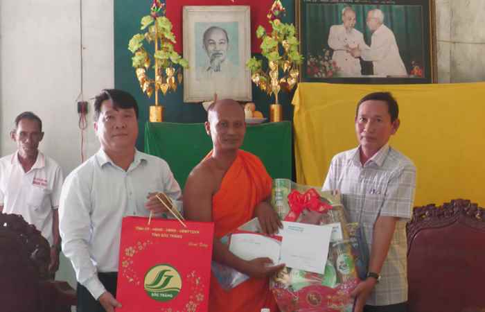 Thạnh Trị: Lãnh đạo huyện thăm, tặng quà nhân dịp Lễ Đôlta