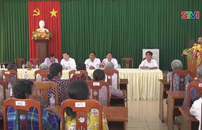 Thứ trưởng, Phó Chủ nhiệm Ủy ban Dân tộc tặng quà tết tại Phú Mỹ