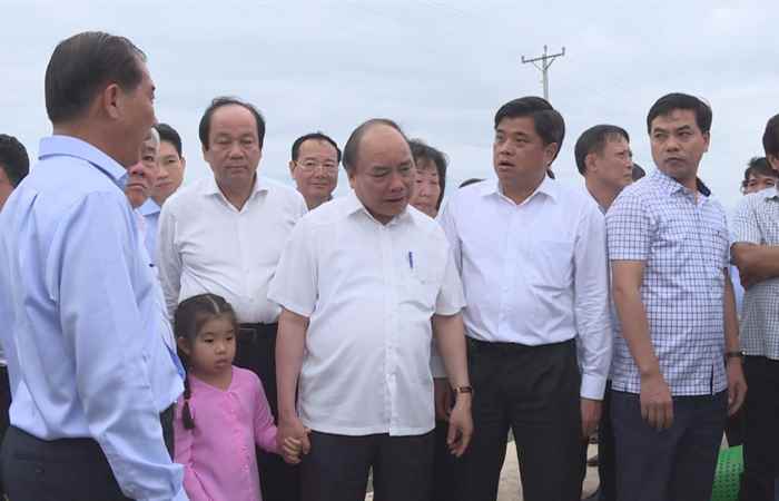Thủ tướng đến thăm trang trại nuôi tôm Công ty TNHH Khánh Sủng