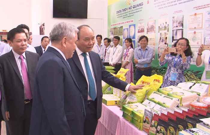Thủ tướng Nguyễn Xuân Phúc tham quan các gian hàng trưng bày sản phẩm bên lề Hội nghị xúc tiến đầu tư năm 2018. 